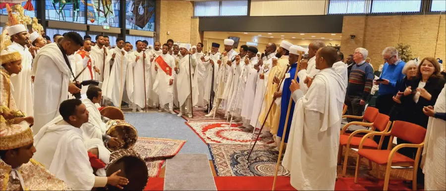 Priesters en diakenen tijdens de mahlet, de liturgische gezangen