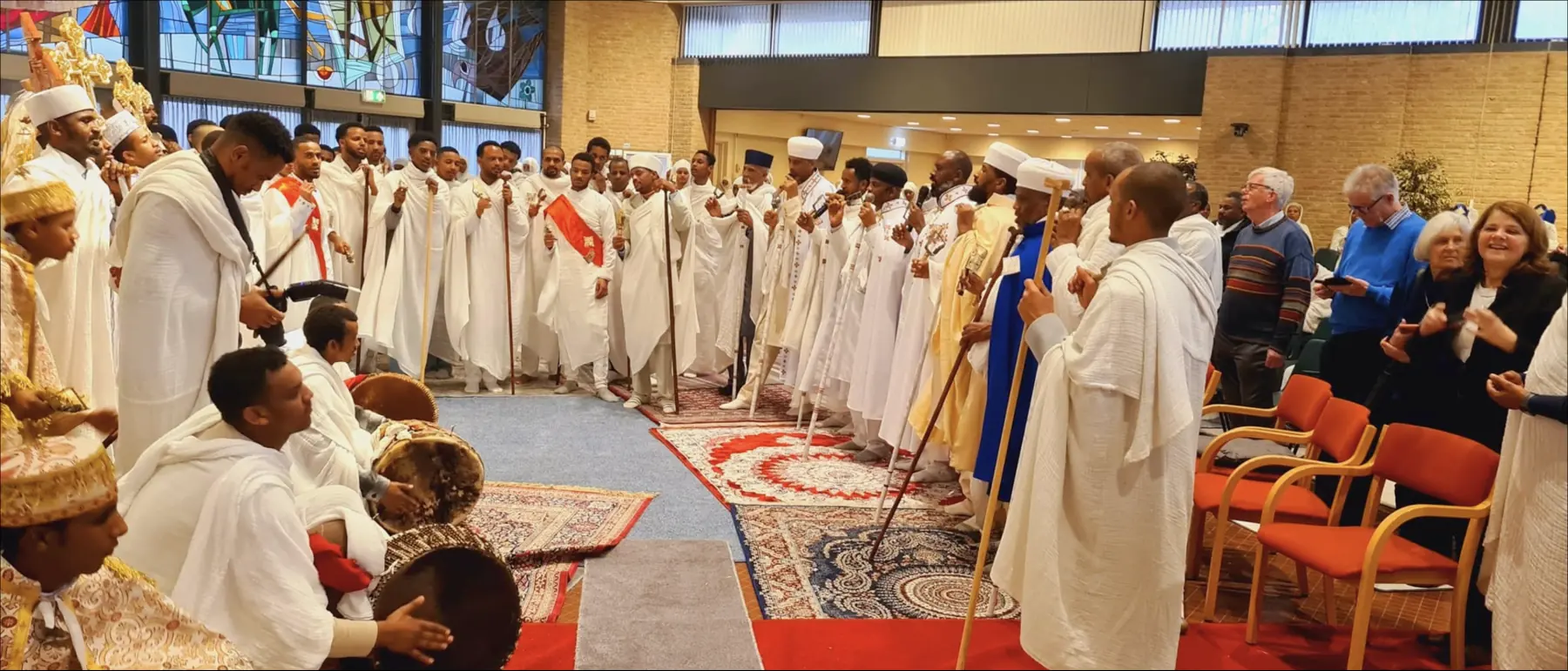 Priesters en diakenen tijdens de mahlet, de liturgische gezangen