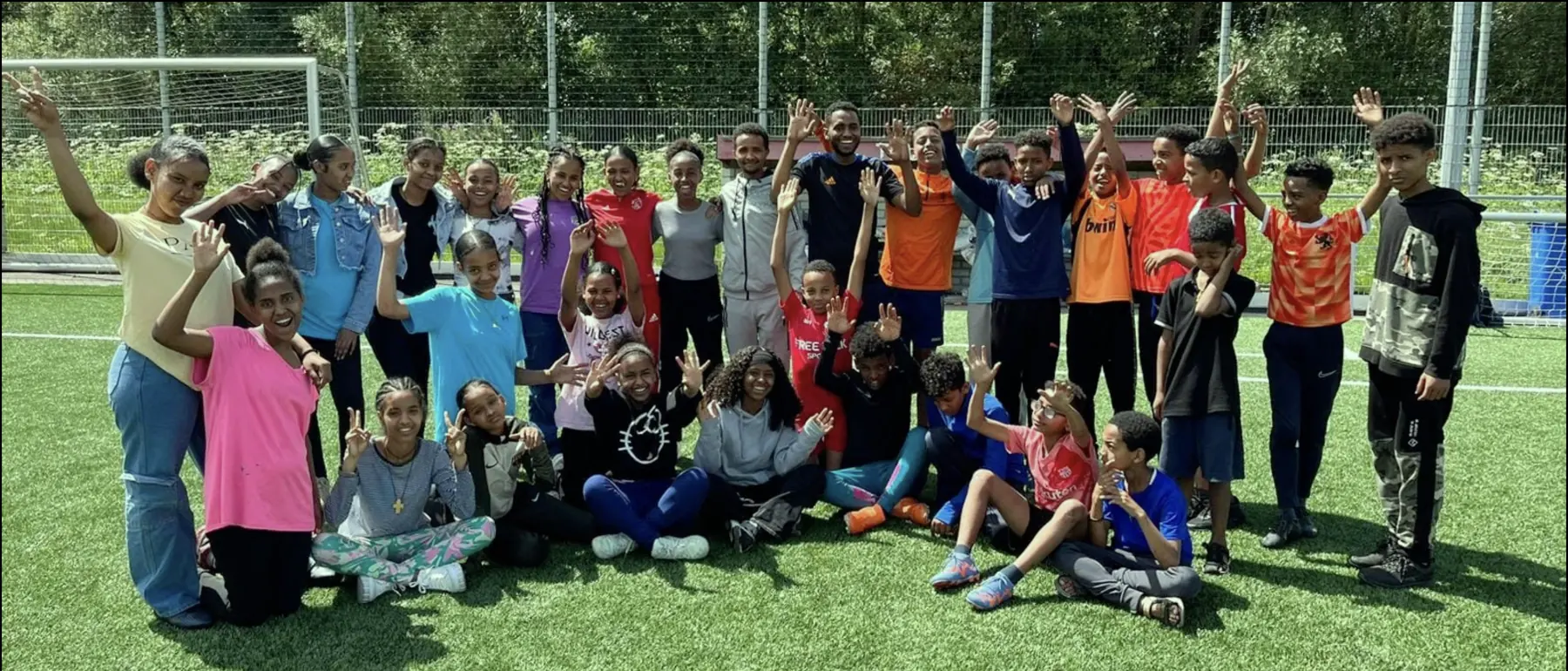 Kinderen en begeleiders tijdens de jaarlijkse jeugd- en gezinsdag