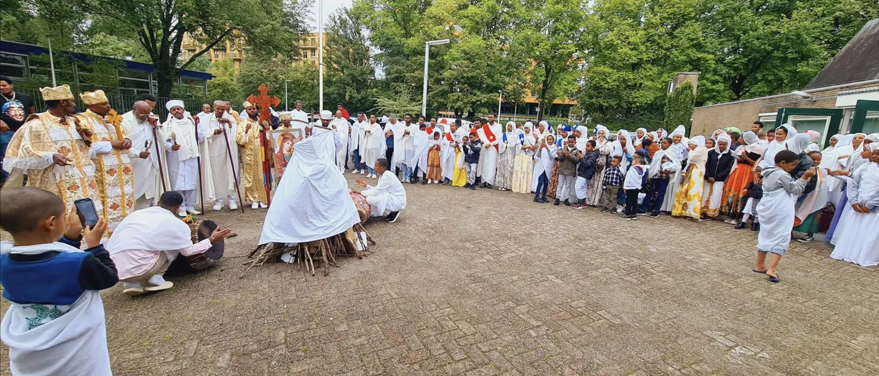 Buitenprocessie van de gemeenschap tijdens het Meskelfeest