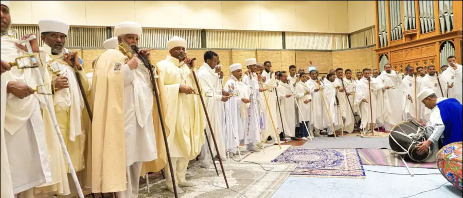 Geestelijken met gebedsstaven tijdens de liturgische lofzang