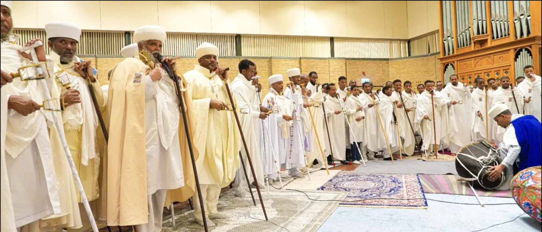 Geestelijken met gebedsstaven tijdens de liturgische lofzang